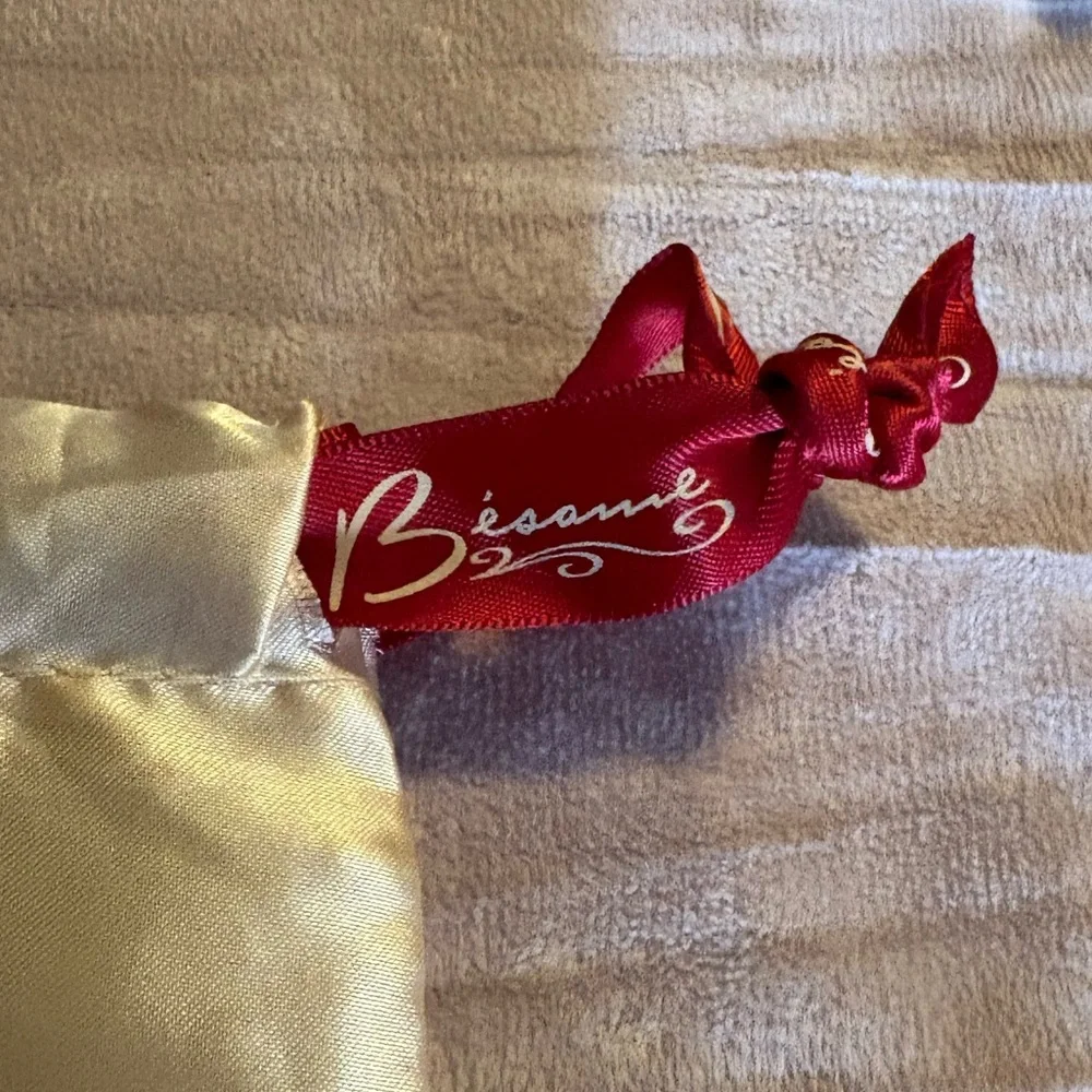 Besame Beige Cosmetic Bag with Red Ribbons - Picture 2 of 7